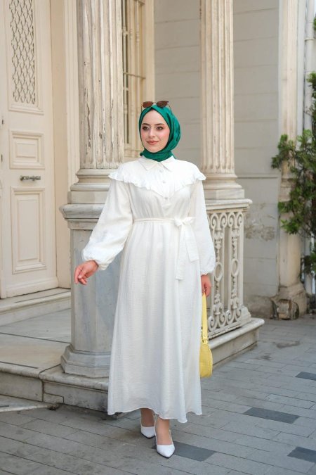 فستان بارد مبطن باللون الأبيض