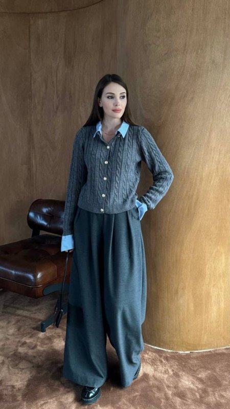 بلوزة بقصة قميص  باللون الرمادي