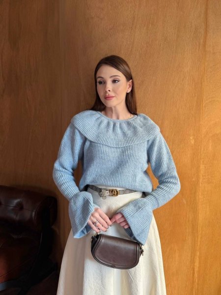 بلوزة صوف بقصة مميزة باللون الزرق