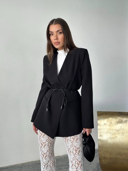 بليزر اسود مع قشاط جلد