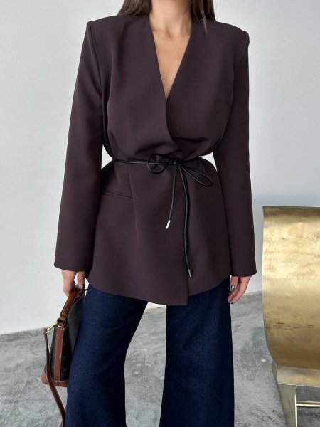 بليزر باللون البني مع قشاط جلد