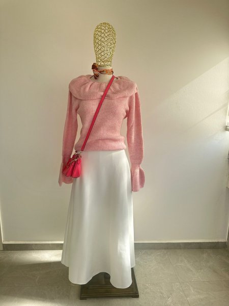 تنورة باللون الابيض